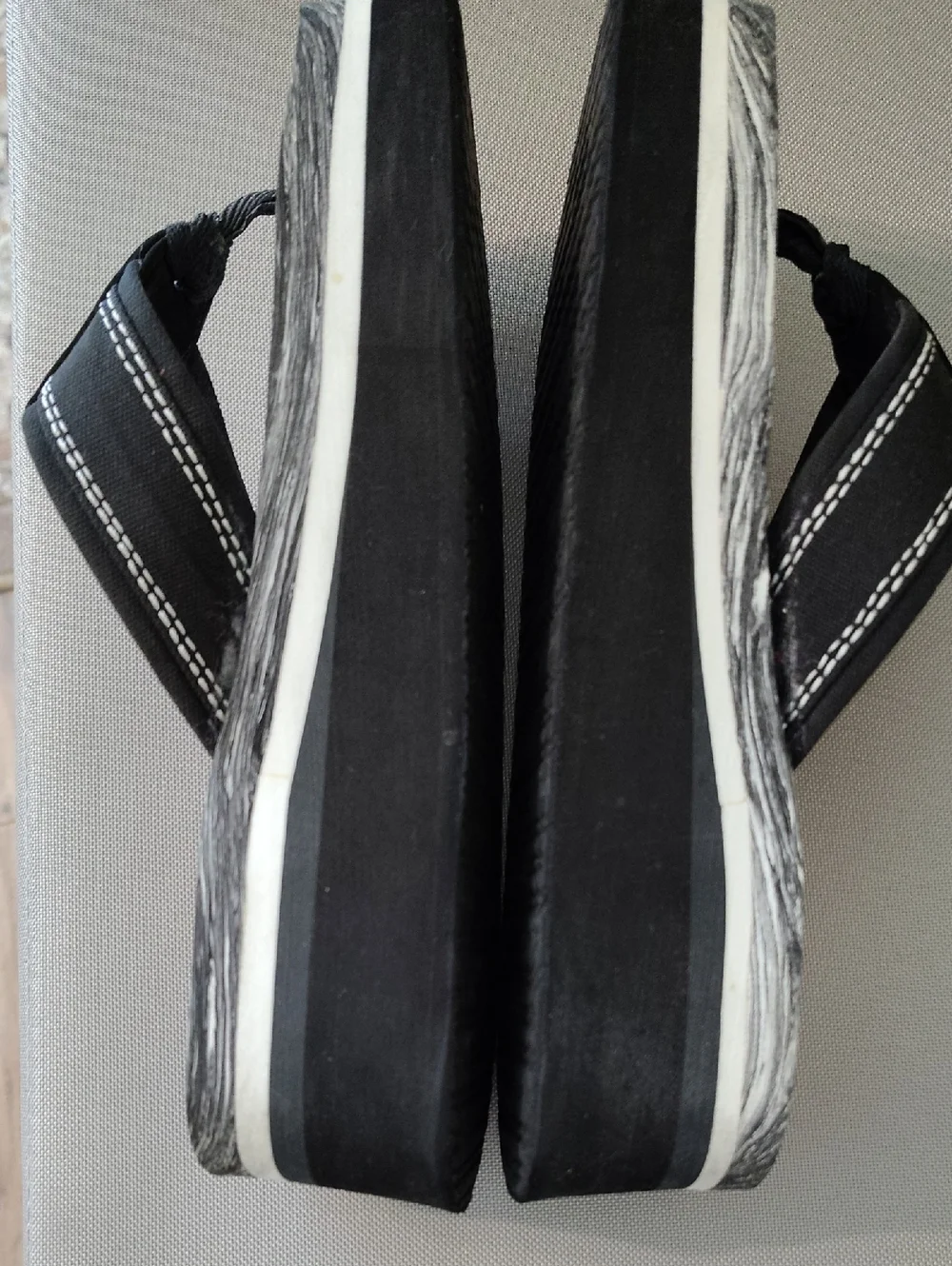 EUC Yellow Box Flip Flops - Picture 3 of 6